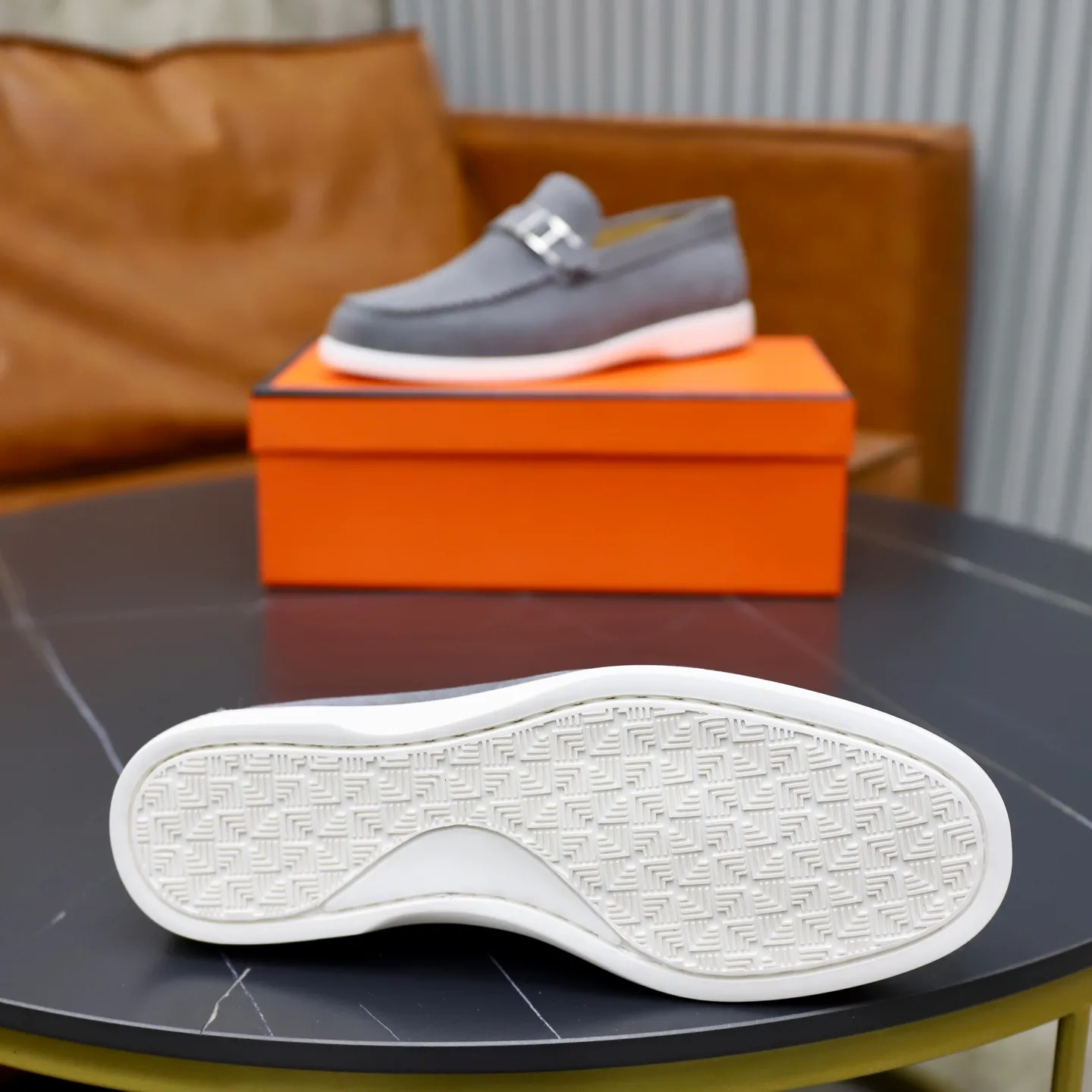 Ex-factory price: 540💰Hermès/Hermès slip-on men's shoes. This shoe is made of imported cow suede leather, with simple and smooth lines, and a 3CM rubber foam ultra-light sole combined with aerodynamic design! Youthful and fashionable, H button decoration, contrasting leather embellishment on the heel, calf lining to gently wrap your feet, with embossed logo cowhide feet, leather rock strips, casual and urban style, highlighting youthful vitality, sports and leisure version, super versatile Size number: 38-39-40-41-42-43-44 Standard leather shoe size (45 can be customized but does not support returns)